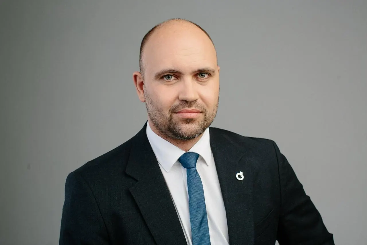 Челябинский суд снял кандидата от Яблока с выборов в Госдуму; решение пока не вступило в силу и партия намерена обжаловать. В деле поданы обвинения в незаконной агитации и нарушениях авторских прав.