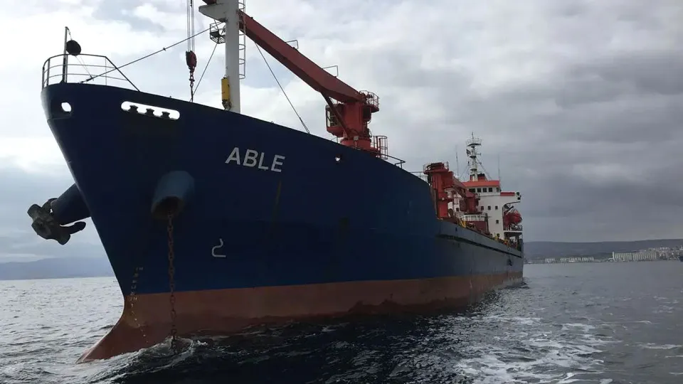 В болгарских водах Черного моря беспилотники атаковали два торговых судна; одно из них затонуло, продолжаются спасательные и поисковые работы.