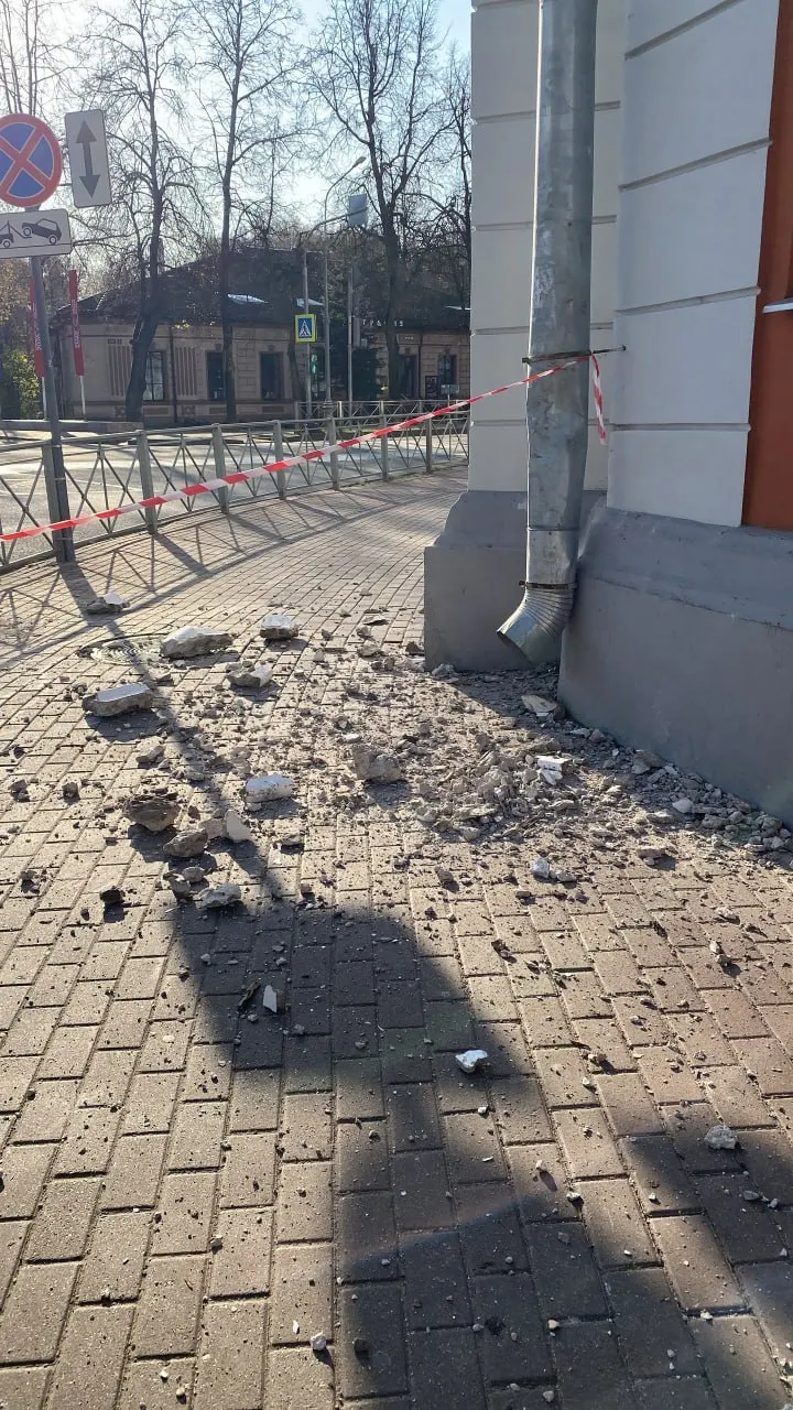 Часть фасада старого дома обрушилась на тротуар в центре Великого Новгорода; никто не пострадал. Событие подчеркивает проблемы городской инфраструктуры и необходимость ремонта.