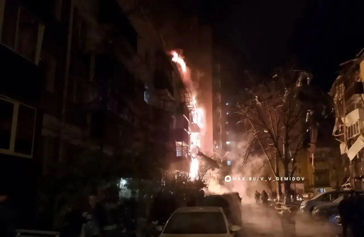 Ночной удар дронов по Белгородской области и соседним регионам привёл к гибели одного человека и ранениям мирных жителей.