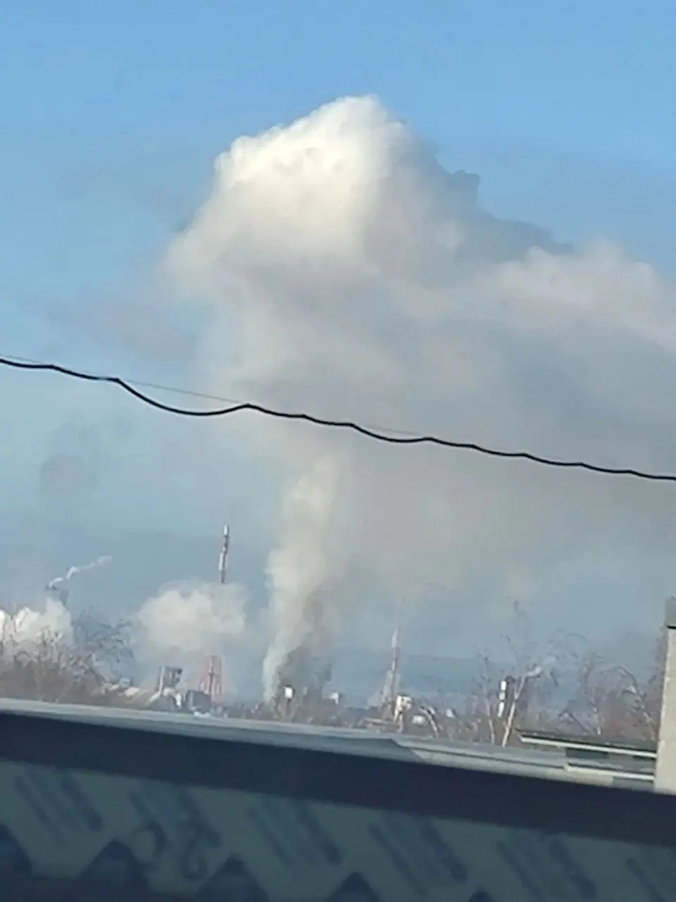 Ночные удары беспилотников по Нижегородской области привели к ранениям, повреждениям зданий и переходу школ на дистанционное обучение.