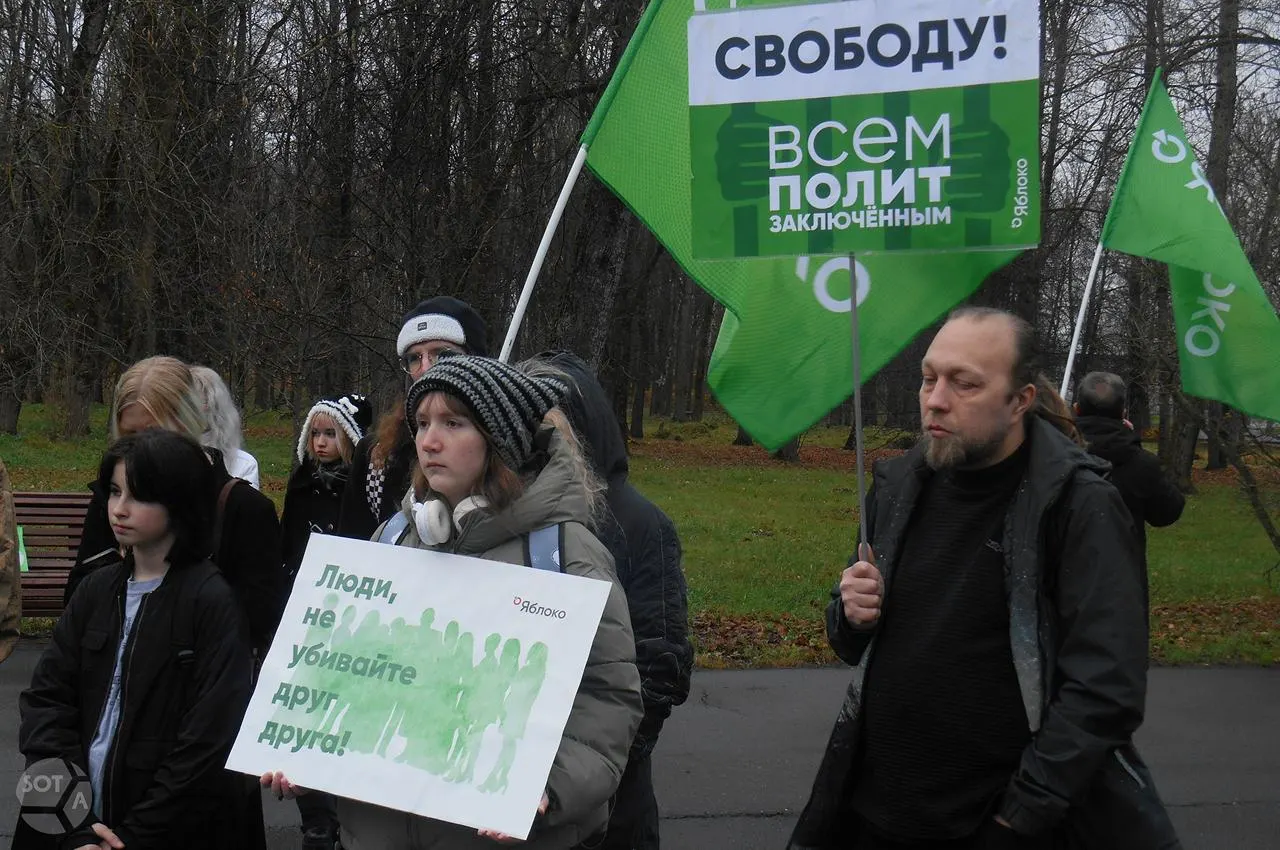 В центре города прошёл памятный митинг в парке 30 лет Октября. Участники зачитывали имена репрессированных и вспоминали даты рождения, ареста, казни и реабилитации.