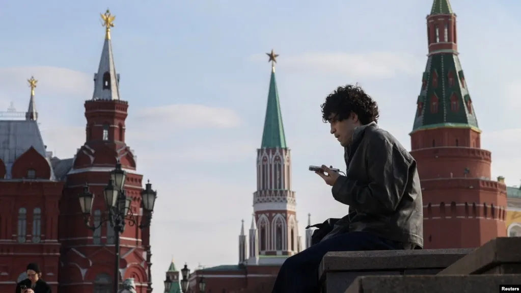 Планируемая идентификация детей в социальных сетях и сокращение онлайн-времени для несовершеннолетних обсуждаются в рамках нового законопроекта; приводятся примеры зарубежного опыта.