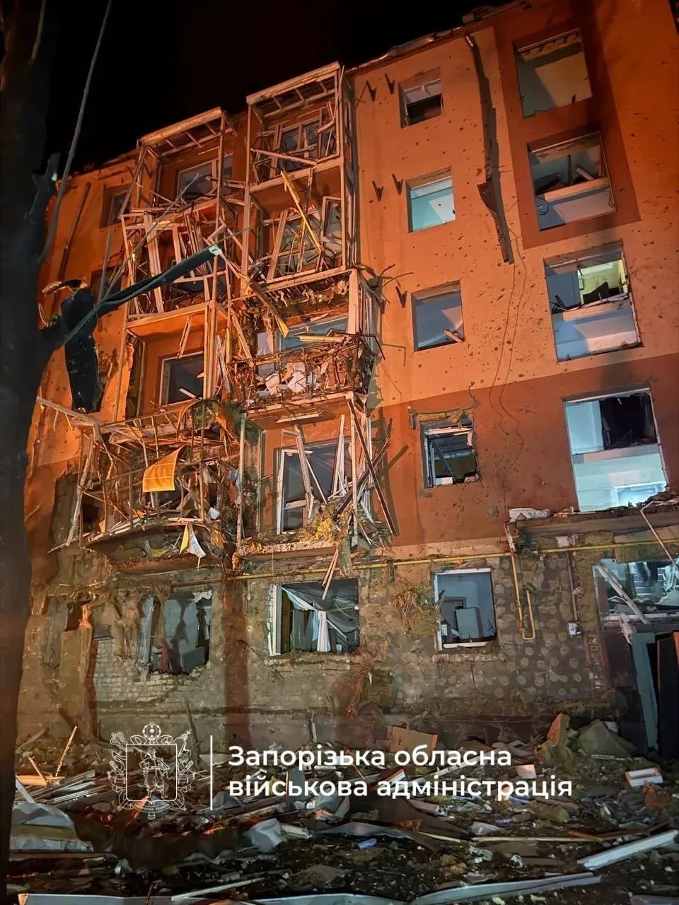 За ночь в России зафиксированы атаки беспилотников по регионам, нанесены ракетные удары по Украине. НПЗ в ХМАО частично остановил работу; суд вынес приговор бывшему продюсеру по делу о призывах к терроризму.